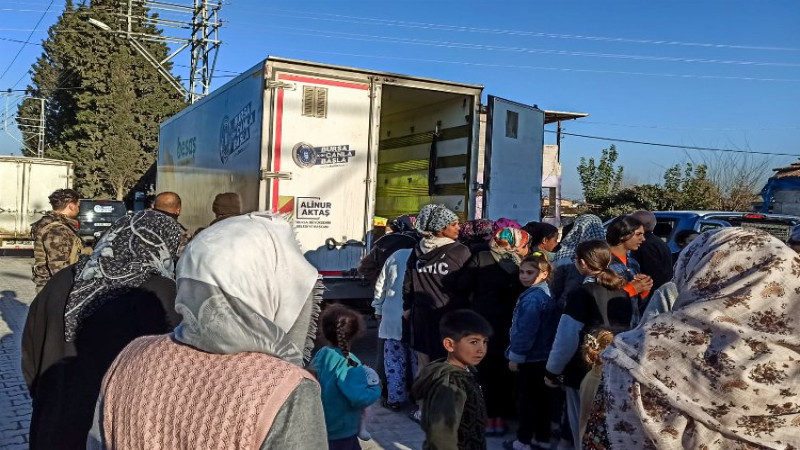 Hatay'da yardımlar mahalle mahalle teslim ediliyor