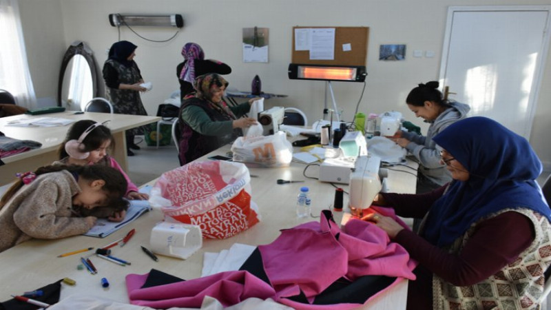 İstanbul Silivri'de kursiyerlerden depremzedelere kışlık kıyafet