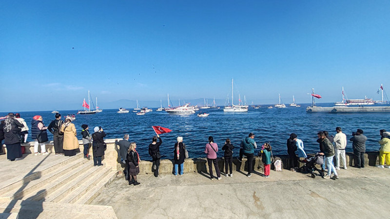 Bursa Mudanya'da Cumhuriyet sevdası denize taştı